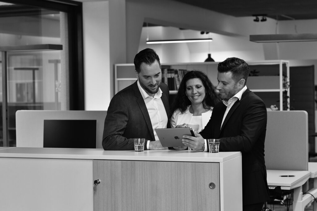 Versicherung für Kammerberufe abschließen. Markus und Sandra Hartmann beraten ihren Kunden.