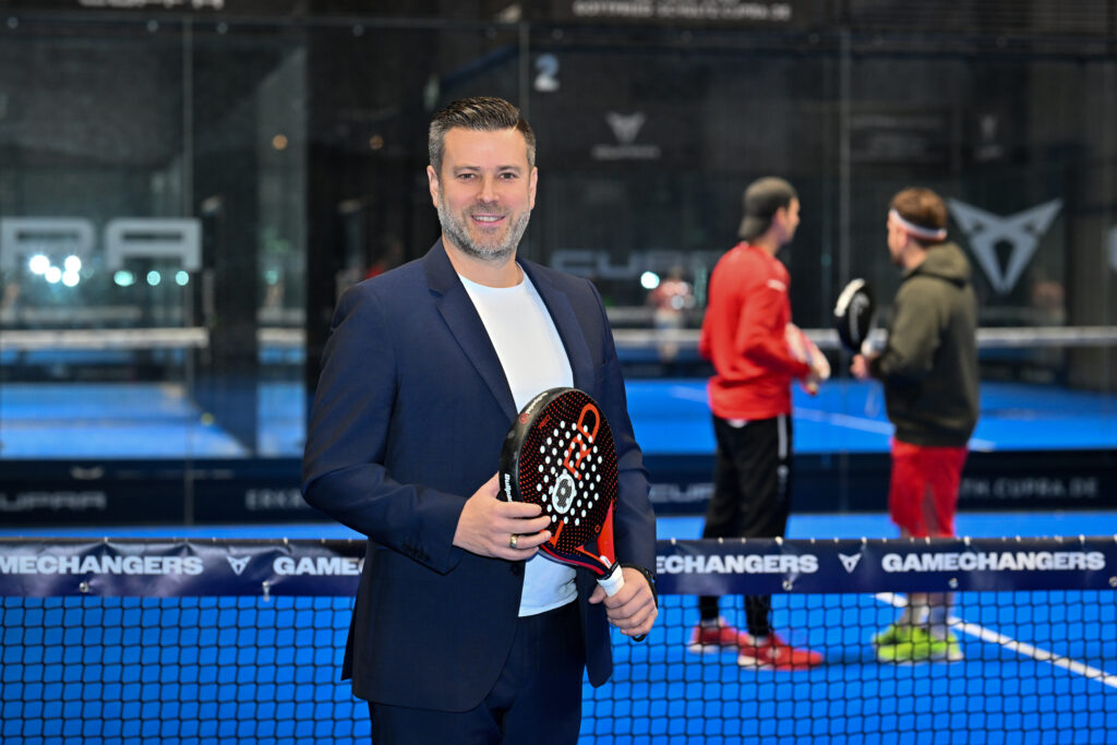 Markus Hartmann auf einem Padel Court