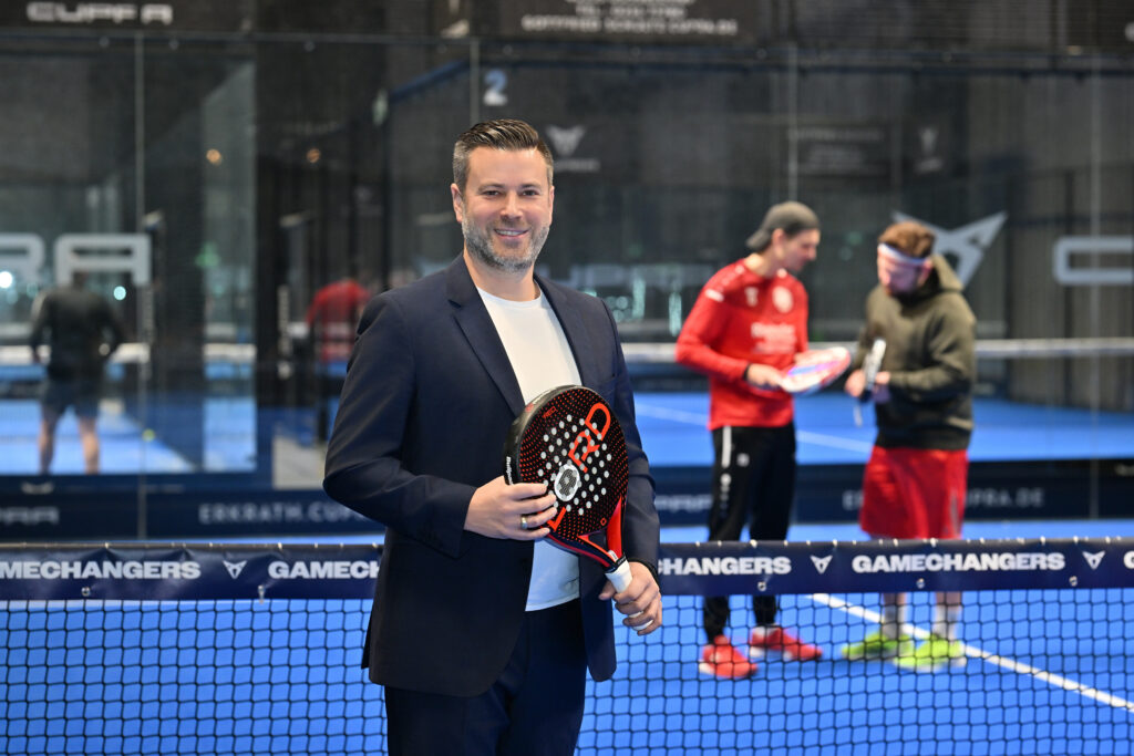 Markus Hartmann auf einem Padel Court.